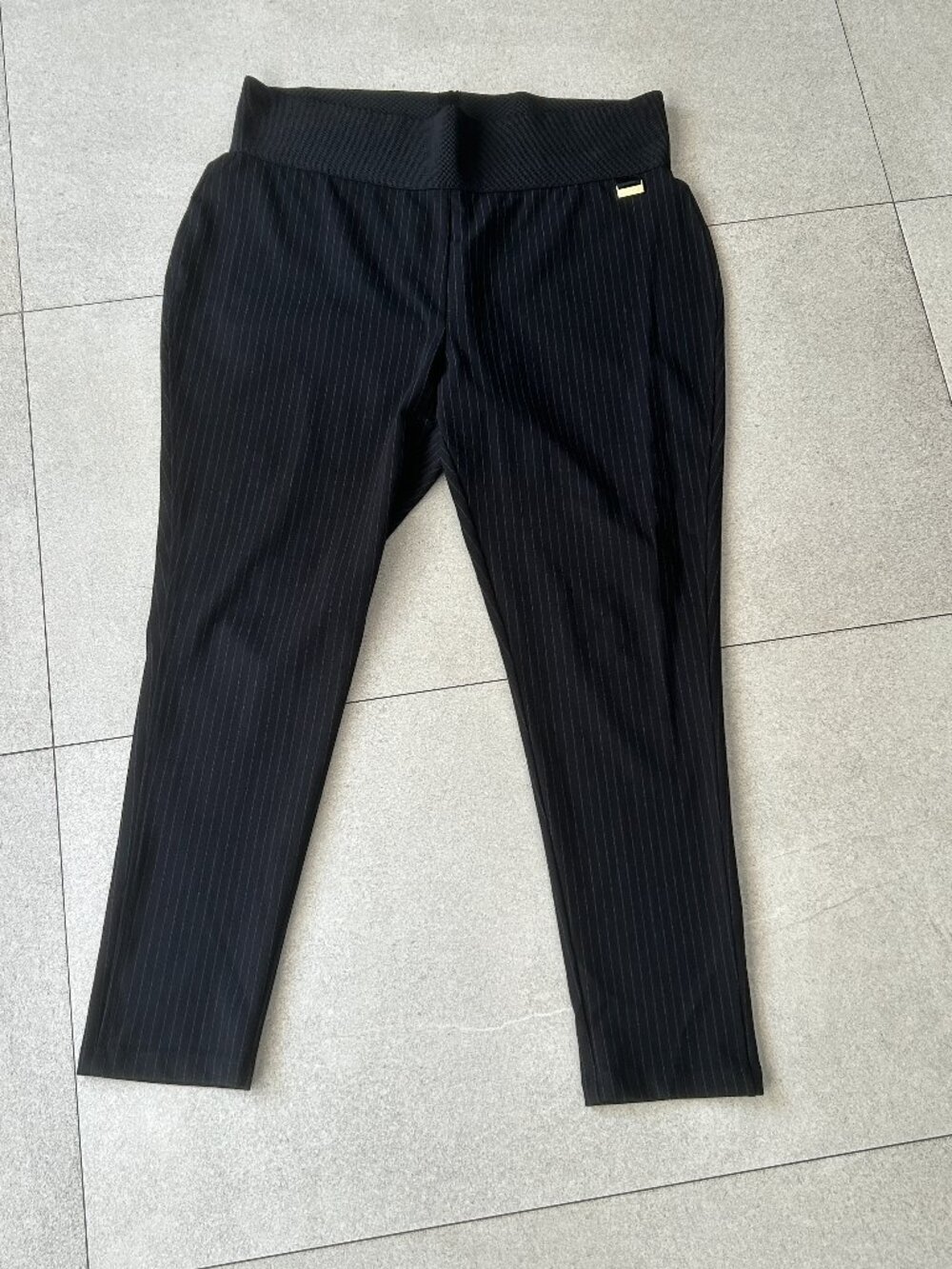 Calvin Klein Women's Pull -On Pinstripe Pants 1X - Picture 1 of 6